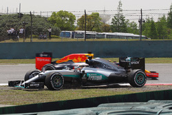 Lewis Hamilton, Mercedes AMG F1 Team W07 dreht sich