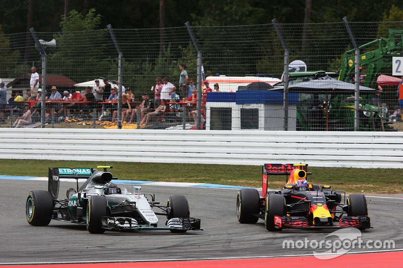 Nico Rosberg, Mercedes AMG F1 W07 Hybrid and Max Verstappen, Red Bull Racing RB12 battle for position