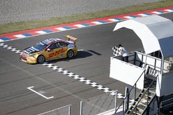 Tom Coronel, Roal Motorsport, Chevrolet RML Cruze TC1 toma la bandera a cuadros