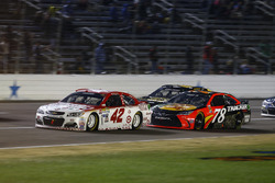 Kyle Larson, Chip Ganassi Racing Chevrolet, Martin Truex Jr., Furniture Row Racing Toyota