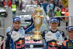 Sébastien Ogier, Julien Ingrassia, Volkswagen Polo WRC, Volkswagen Motorsport, avec le trophée des vainqueurs