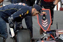Daniel Ricciardo, Red Bull Racing practices pit stops with the team