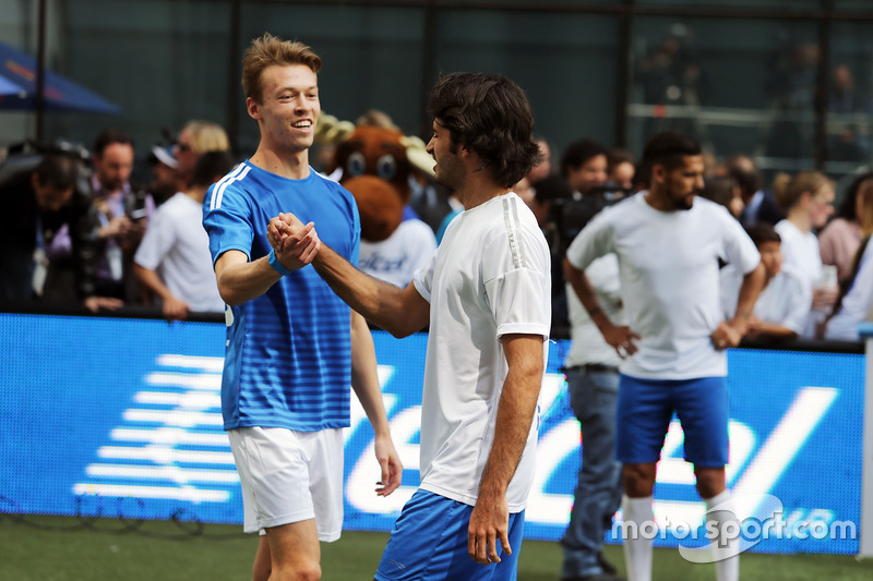 Daniil Kvyat, Scuderia Toro Rosso y Carlos Sainz Jr., Scuderia Toro Rosso en el partido de fútbol benéfico:de la pista a la cancha
