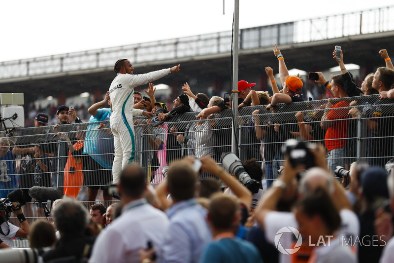 Lewis Hamilton, Mercedes AMG F1 con fans