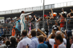 Il vincitore della gara Lewis Hamilton, Mercedes AMG F1, festeggia con i tifosi