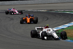 Charles Leclerc, Sauber C37, Fernando Alonso, McLaren MCL33 ve Esteban Ocon, Force India VJM11