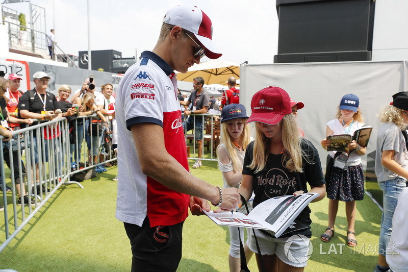 Marcus Ericsson, Sauber, signs autographs for young fans