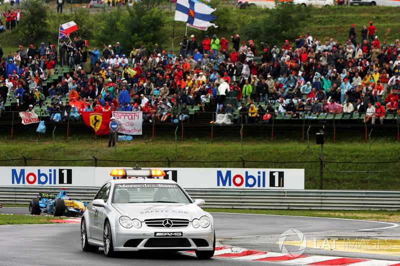 Safety car leads the field