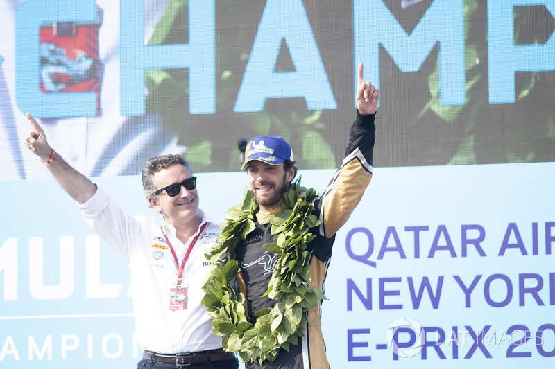 Alejandro Agag, PDG de la Formule E, et Jean-Eric Vergne, Techeetah. sur le podium