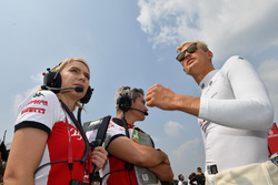 Marcus Ericsson, Sauber, Xevi Pujolar, ingénieur de piste en chef de Sauber et Ruth Buscombe, responsable de la stratégie de Sauber sur la grille