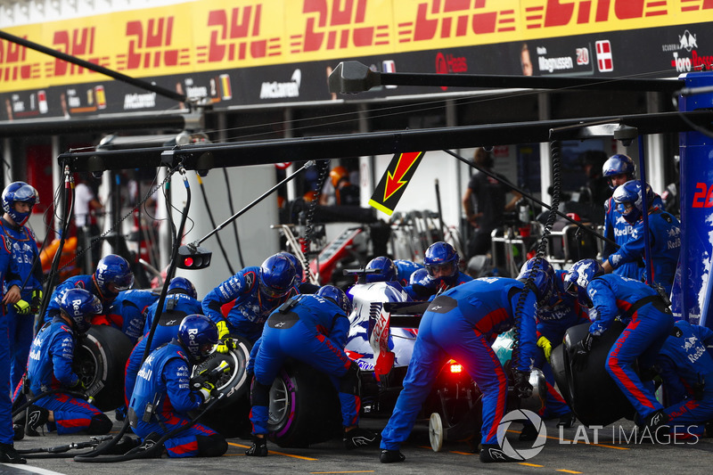 Brendon Hartley, Toro Rosso STR13 pit stop
