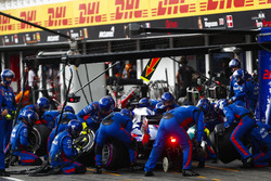 Brendon Hartley, Toro Rosso STR13, makes a pit stop