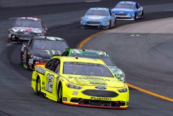 Ryan Blaney, Team Penske, Ford Fusion Menards/Sylvania e Kyle Busch, Joe Gibbs Racing, Toyota Camry Interstate Batteries