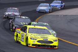 Ryan Blaney, Team Penske, Ford Fusion Menards/Sylvania e Kyle Busch, Joe Gibbs Racing, Toyota Camry Interstate Batteries
