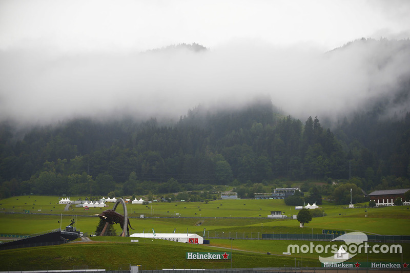 Awan kabut menyelimuti bukit di sekeliling Red Bull Ring