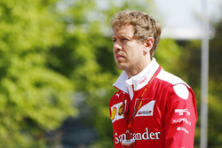 Sebastian Vettel, Ferrari, con la felpa la cui replica è in palio per il GP Predictor del GP dell'Azerbaijan