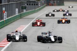 Lance Stroll, Williams FW41 Mercedes, voor Charles Leclerc, Sauber C37 Ferrari, Kimi Raikkonen, Ferrari SF71H, en Stoffel Vandoorne, McLaren MCL33 Renault