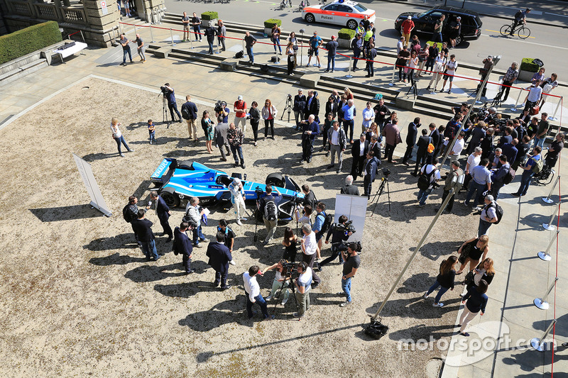 Sébastien Buemi in action in the streets of Zürich