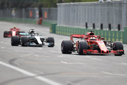 Sebastian Vettel, Ferrari SF71H ve Lewis Hamilton, Mercedes-AMG F1 W09 EQ Power+