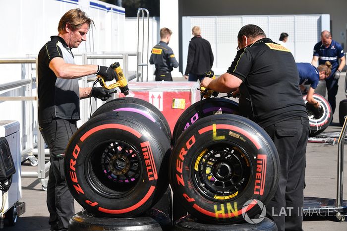 Ingenieros de Pirelli y los neumáticos Pirelli