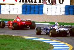 Jacques Villeneuve, Williams FW19, suit Michael Schumacher, Ferrari F310B