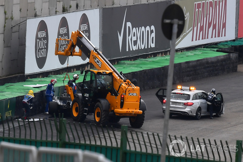 El coche chocado de Lewis Hamilton, Mercedes-Benz F1 W08 es retirado en la Q1