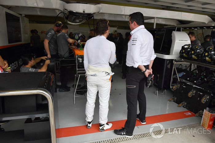 Fernando Alonso, McLaren y Eric Boullier, director McLaren Racing