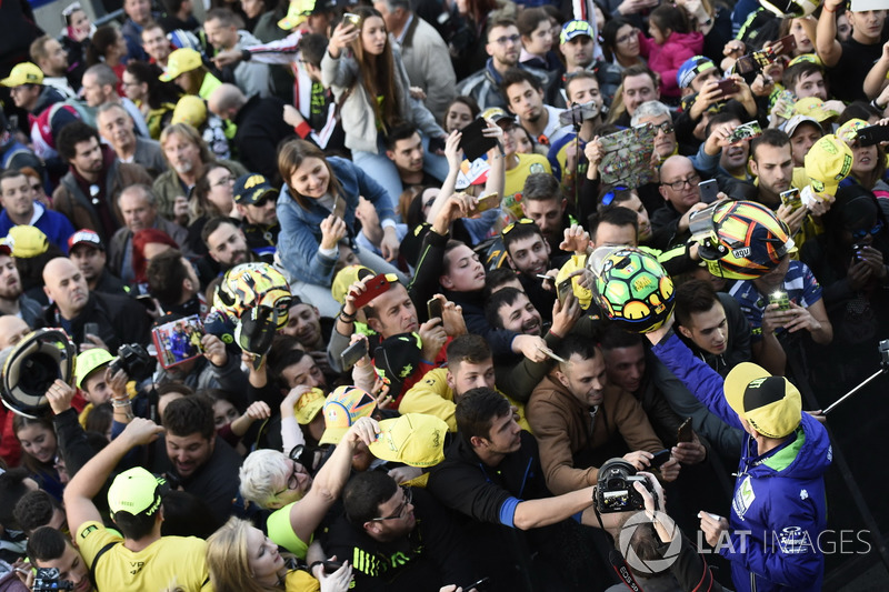 Valentino Rossi, Yamaha Factory Racing with fans