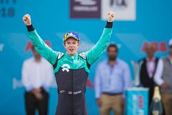 Oliver Turvey, NIO Formula E Team, sul podio