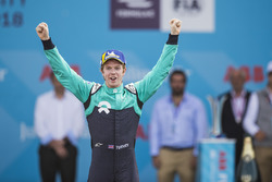 Oliver Turvey, NIO Formula E Team, sul podio