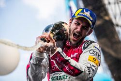 Daniel Abt, Audi Sport ABT Schaeffler, con el champán después de ganar la carrera