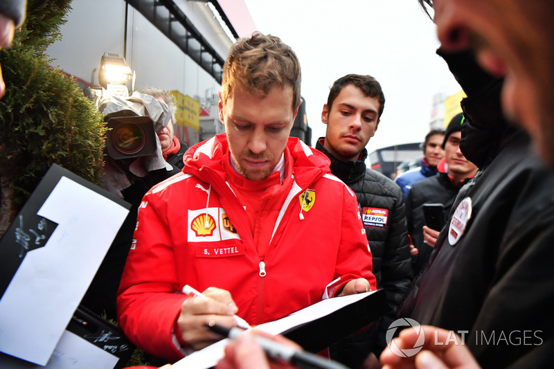 Sebastian Vettel, Ferrari signs auotgraph