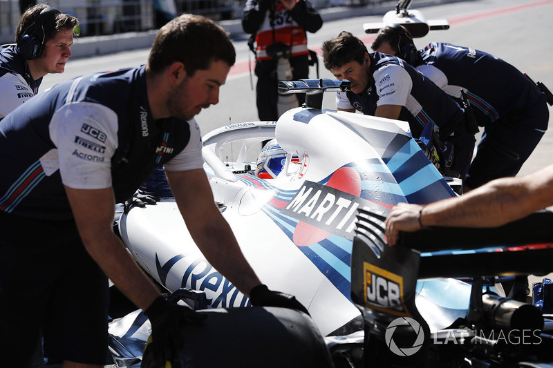 Sergey Sirotkin, Williams Racing, posa para una foto con fanáticos