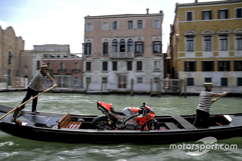 La moto di Jorge Lorenzo, Ducati Team, a Venezia