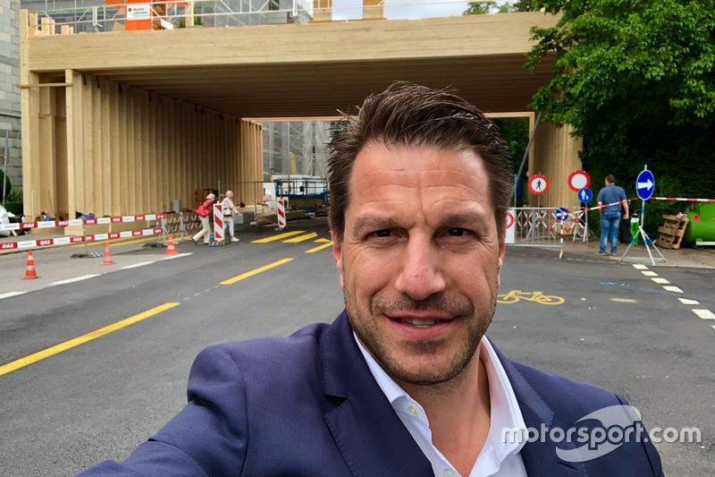 Marco Parroni di Julius Baer Bank controlla la pista dell'ePrix di Zurigo