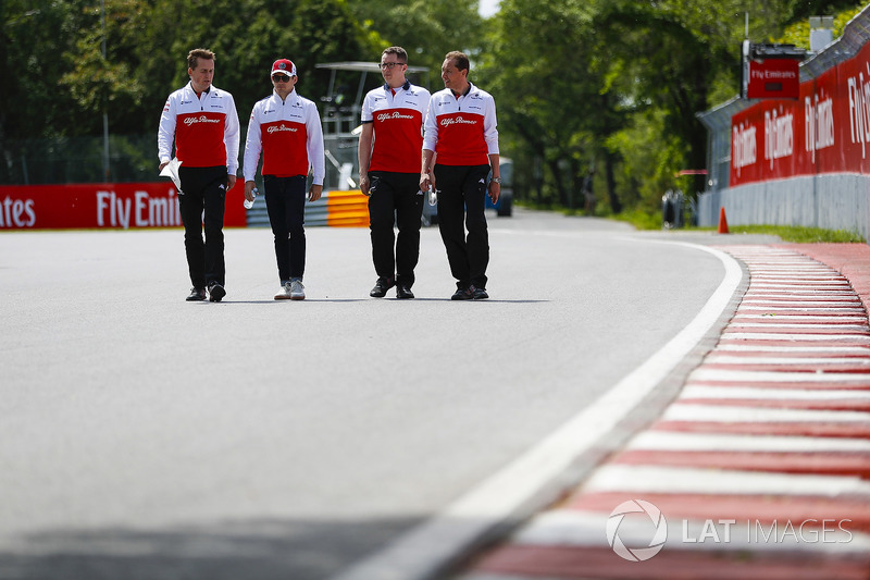 Marcus Ericsson, Sauber, conducts a track walk with colleagues