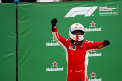 Sebastian Vettel, Ferrari, viert de overwinning in parc ferme