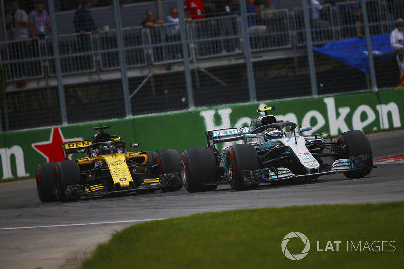 Valtteri Bottas, Mercedes AMG F1 W09, devant Carlos Sainz Jr., Renault Sport F1 Team R.S. 18