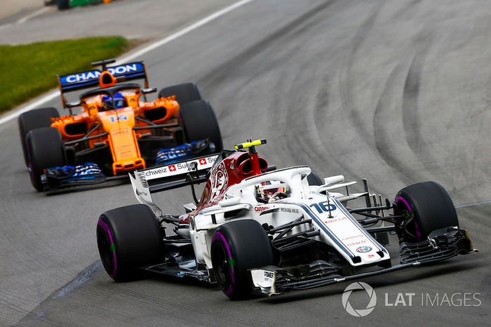 Charles Leclerc, Sauber C37, Fernando Alonso, McLaren MCL33