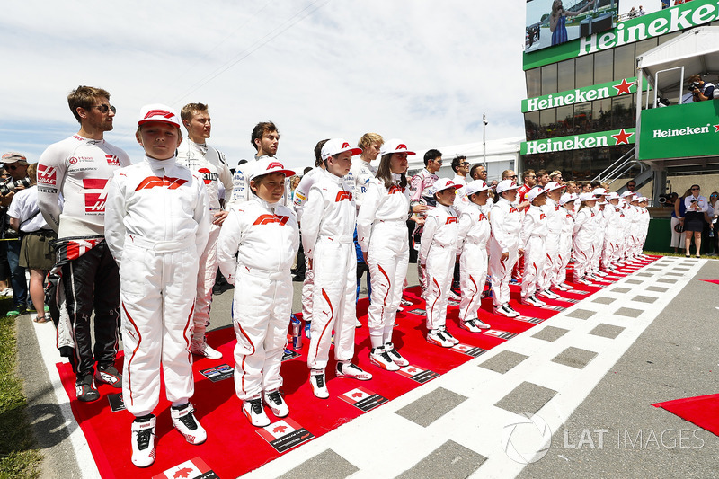 Les grid kids avec les pilotes avant le départ