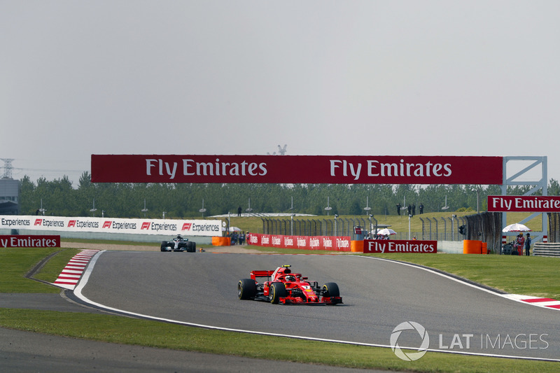 Kimi Raikkonen, Ferrari SF71H, Lewis Hamilton, Mercedes AMG F1 W09