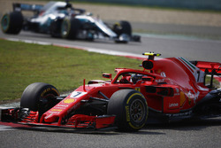 Кими Райкконен, Ferrari SF71H, и Льюис Хэмилтон, Mercedes AMG F1 W09