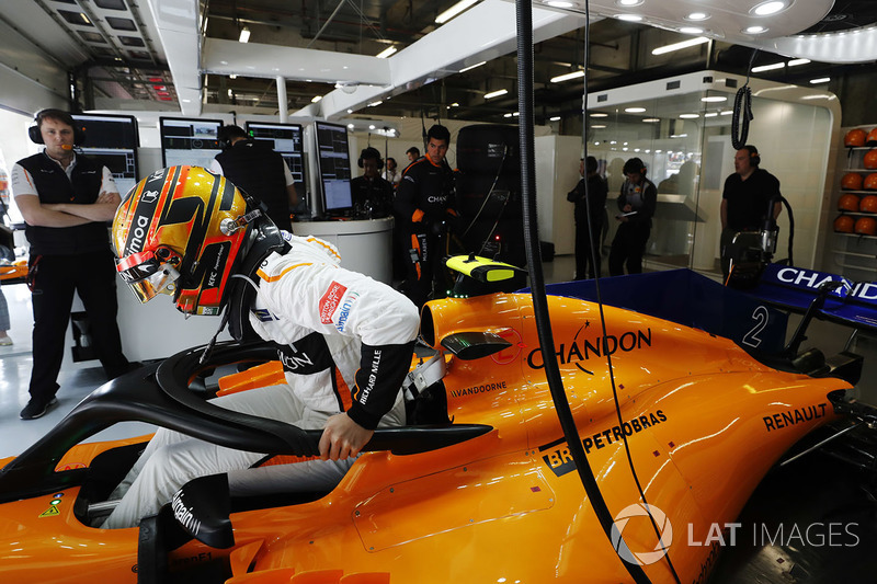 Stoffel Vandoorne, McLaren, in the garage