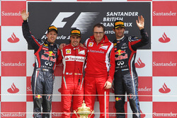 Podio: segundo puesto Sebastian Vettel, Red Bull Racing, ganador de la carrera Fernando Alonso, Ferrari, Stefano Domenicali, director general de Ferrari, tercer puesto Mark Webber, Red Bull Racing