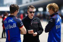 Гонщик Scuderia Toro Rosso Брендон Хартли и инженеры