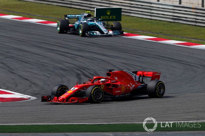 Sebastian Vettel, Ferrari SF71H, Valtteri Bottas, Mercedes AMG F1 W09