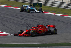 Sebastian Vettel, Ferrari SF71H, Valtteri Bottas, Mercedes AMG F1 W09