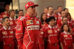Kimi Raikkonen, Ferrari y el equipo en la foto