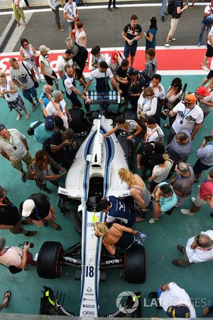 La Williams FW40 avec des fans dans la voie des stands