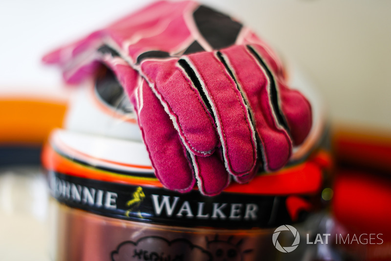 Los guantes y casco de Stoffel Vandoorne, McLaren